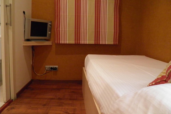 Room 11 of 40