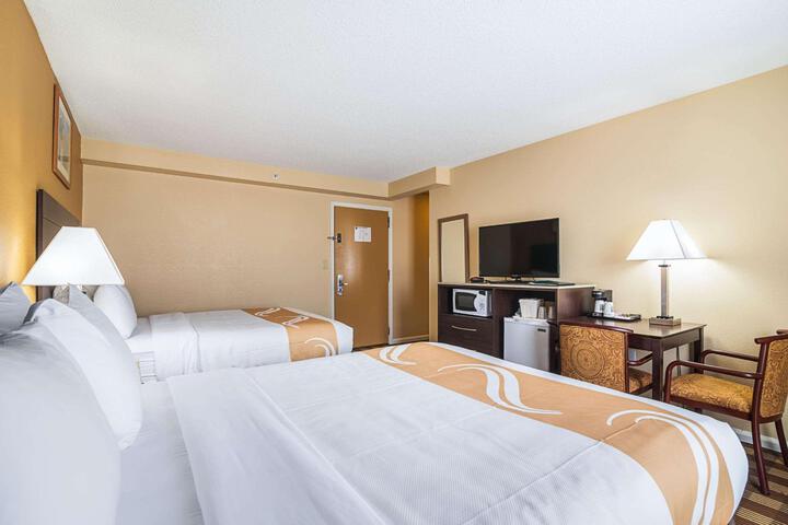 1 Queen Bed (1 of 12)