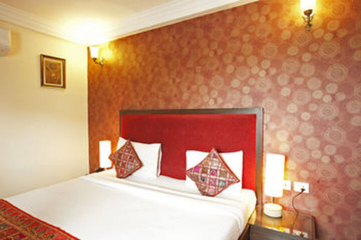 Room 5 of 9