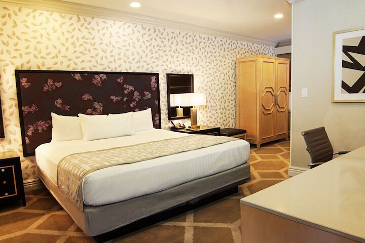 Deluxe King Bed (2 of 13)