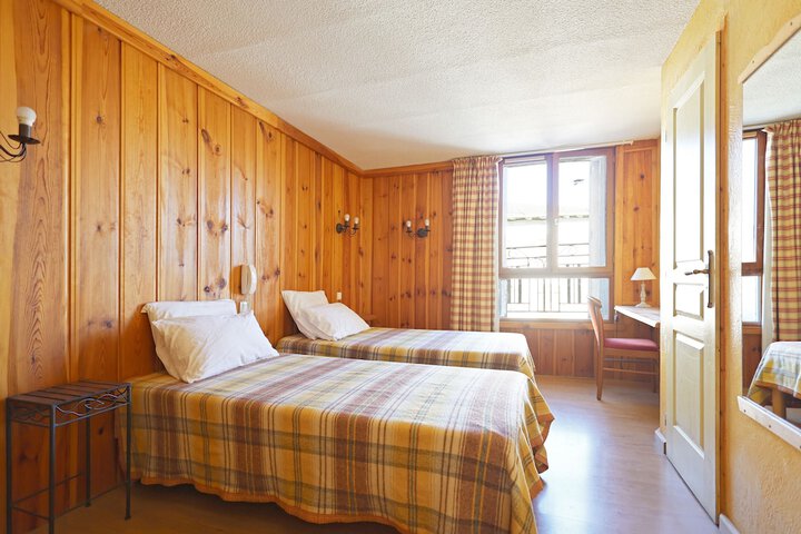 Room 2 of 6