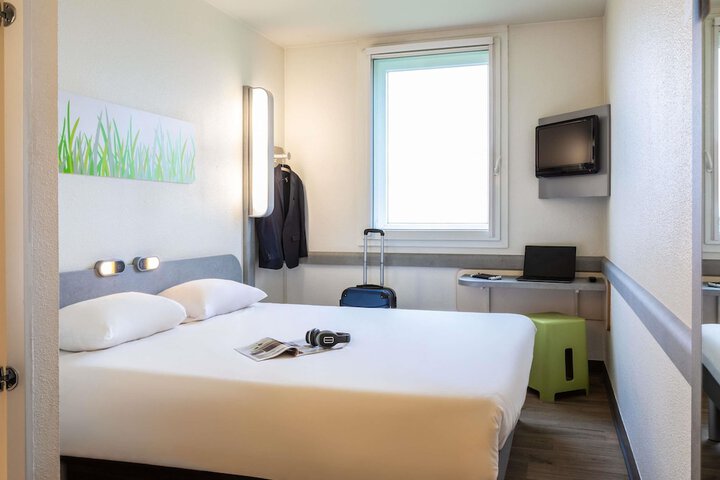 Room 8 of 42