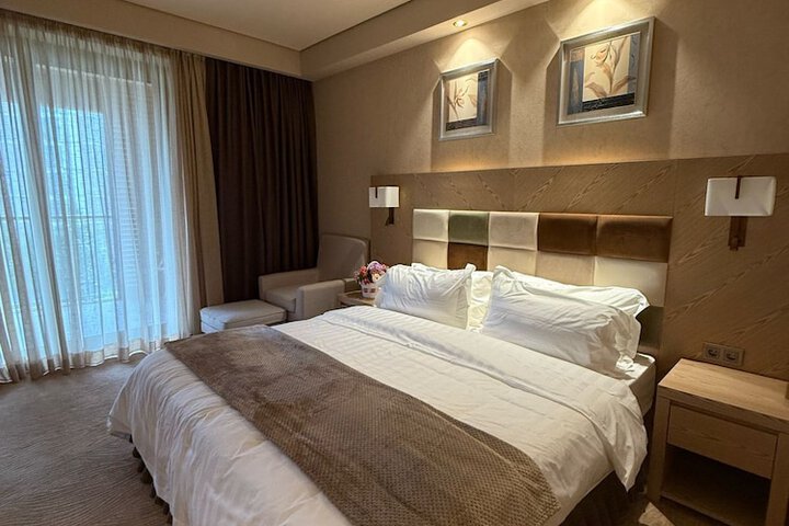 Room 4 of 10