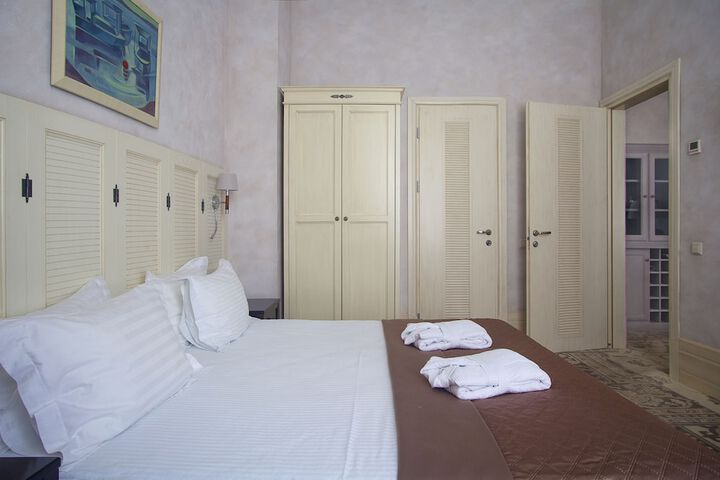 Room 4 of 70
