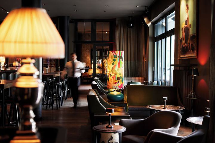 Lounge 38 of 64
