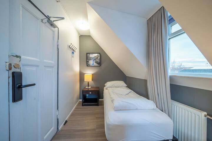 Room 42 of 97