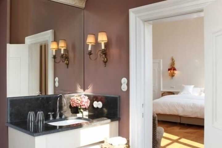 Room 9 of 18