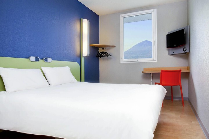 Room 3 of 9