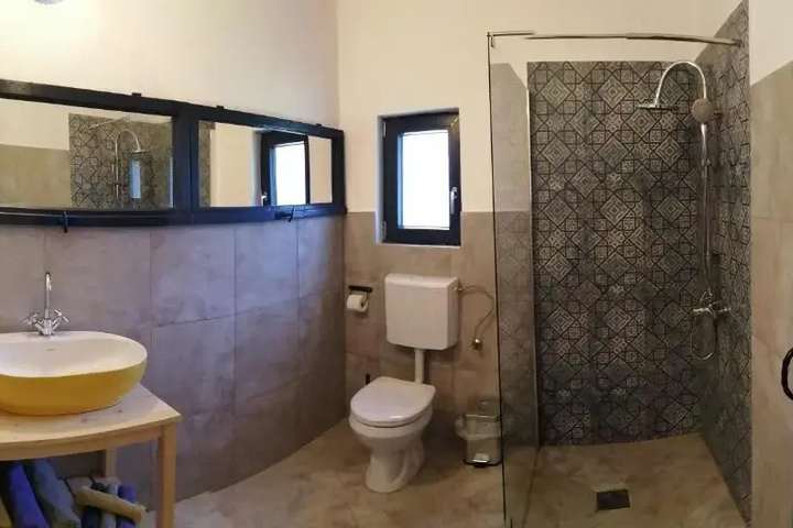 Room 8 of 18