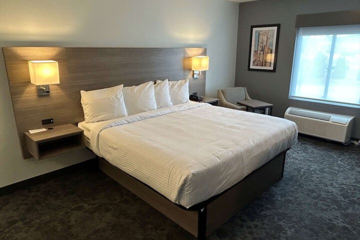 1 King Accessible Comm Assist Roll in Shower Microwave, Refrigerator Full Breakfast (5 of 6)