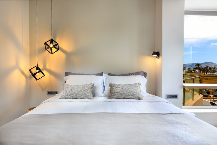 Room 6 of 73