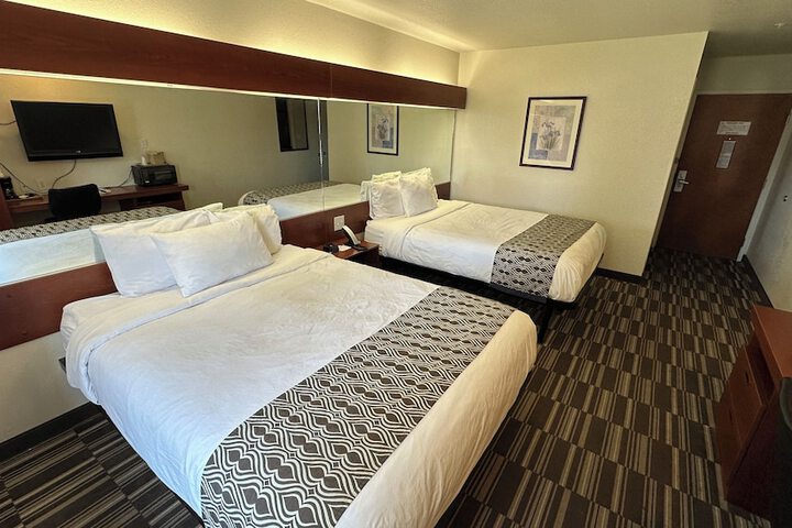 1 Queen Bed 1st Floor (7 of 17)