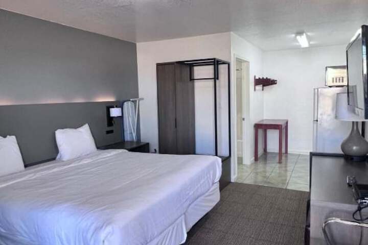 Room 13 of 27