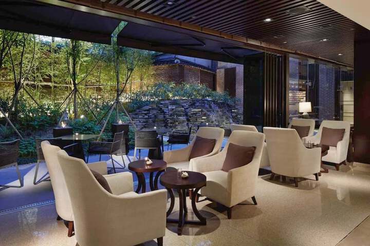 Entrance & Lobby