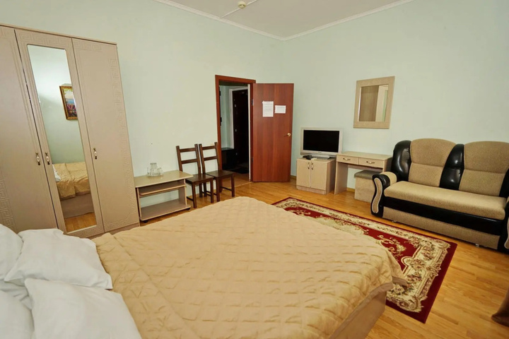 Room 4 of 13