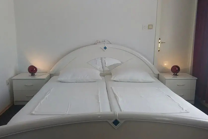Room 5 of 18