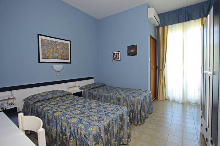 Room 6 of 33