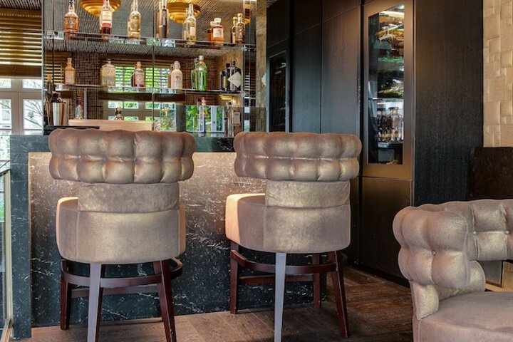 Lounge 106 of 121