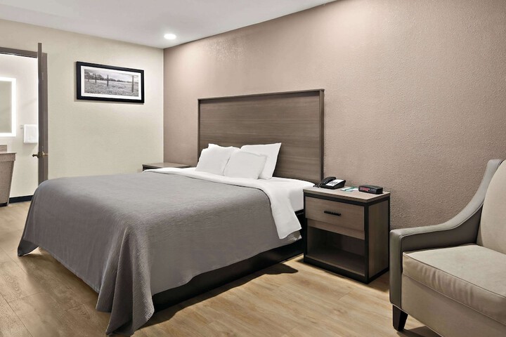 1 King Bed (17 of 19)