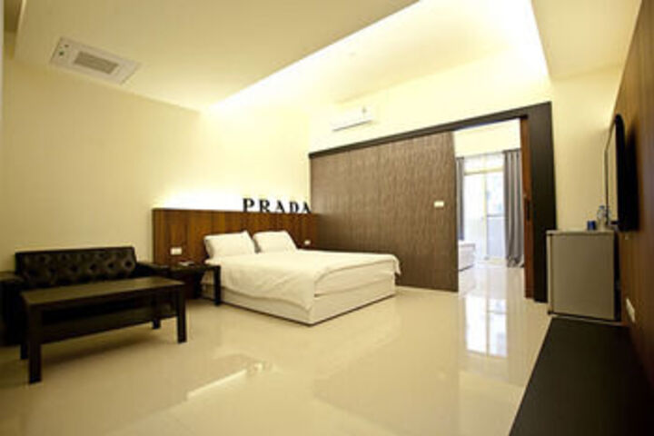 Room 4 of 16