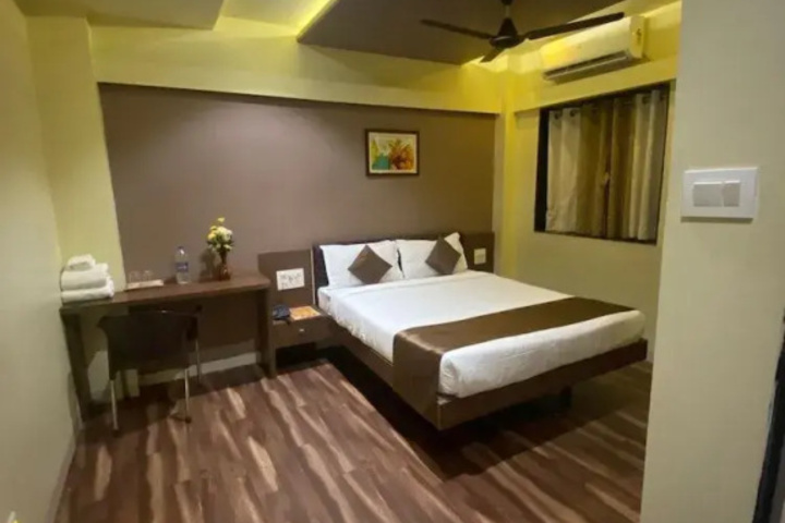 Room 4 of 8