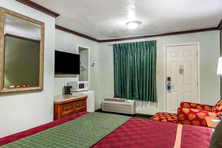 1 King Bed (5 of 6)