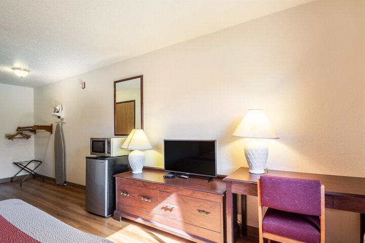 1 Queen Bed (12 of 12)
