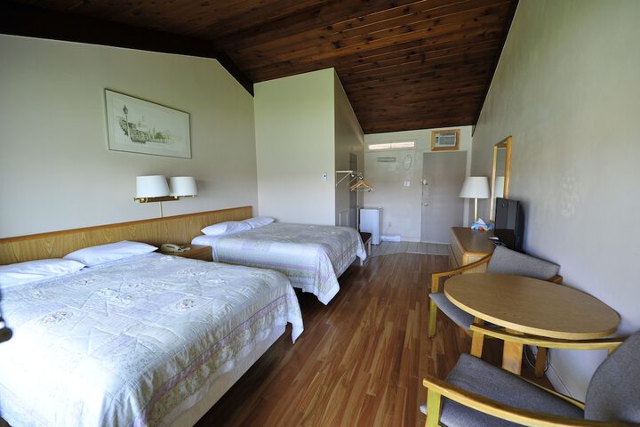 1 Queen Bed (24 of 29)