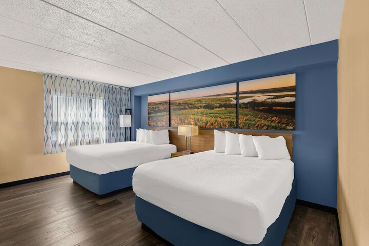 1 Queen Bed (26 of 29)