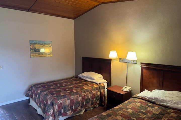 2 Queen Beds (4 of 13)