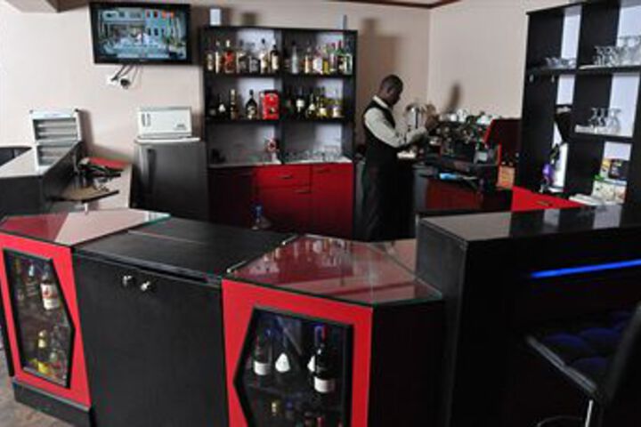 Lounge 12 of 33