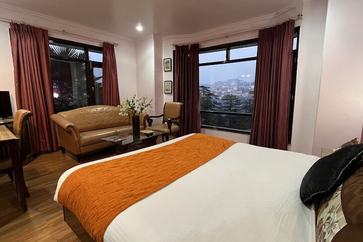 Room 6 of 18