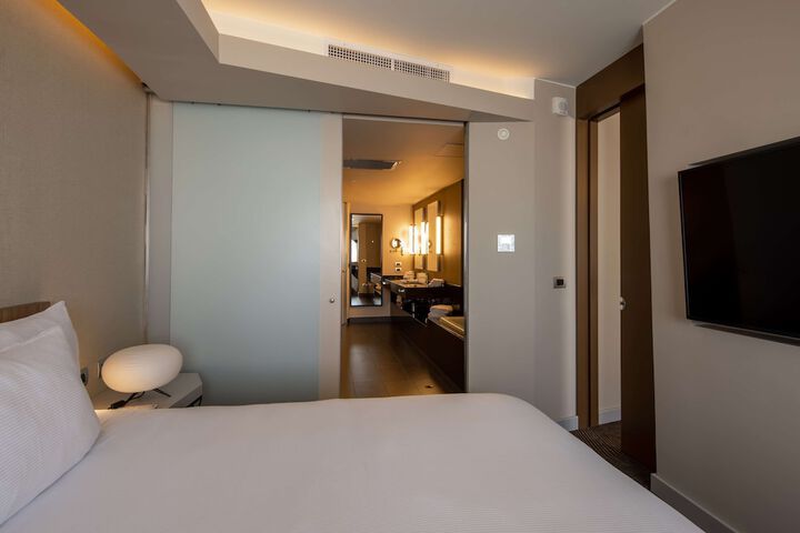 Room 32 of 77
