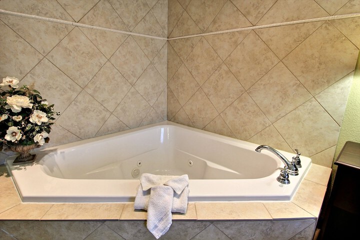 Jetted tub