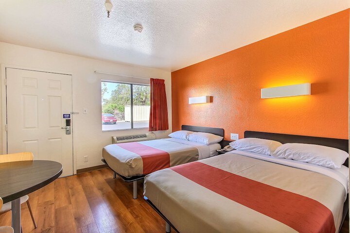 2 Double Beds (4 of 4)