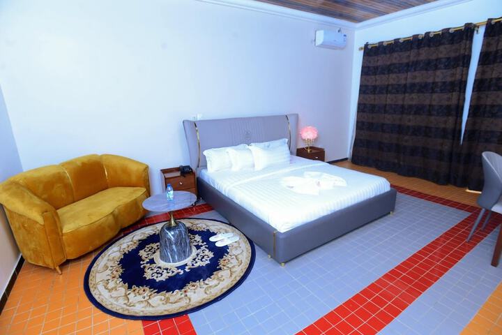 Room 4 of 18