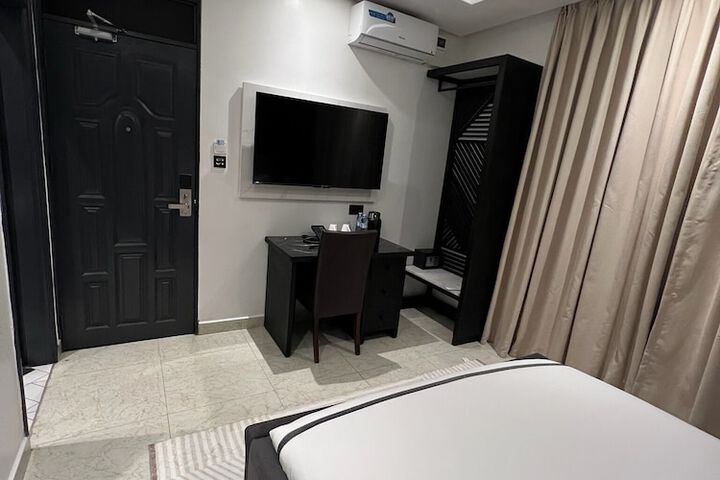Room 28 of 60