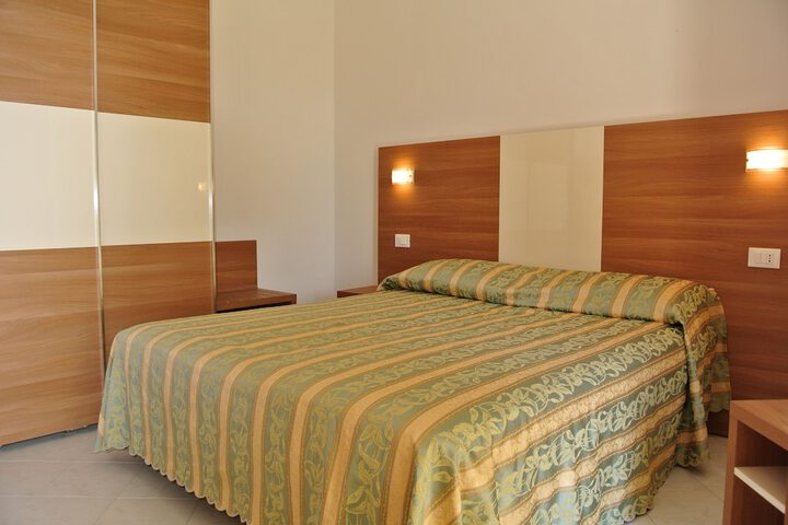 Room 8 of 90