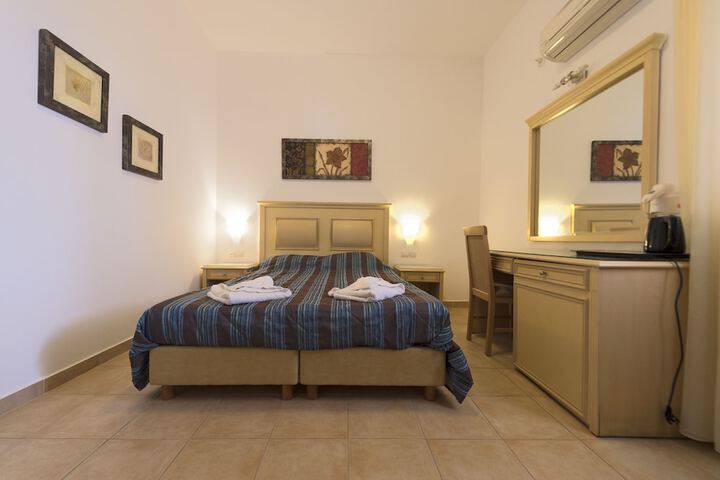 Room 6 of 26