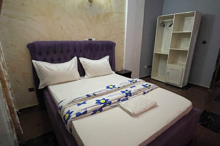 Room 6 of 118