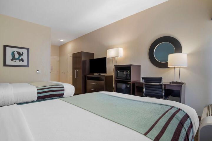 2 Double Accessible Roll in Shower Work Desk Microwave, Refrigerator Full Breakfast (2 of 6)