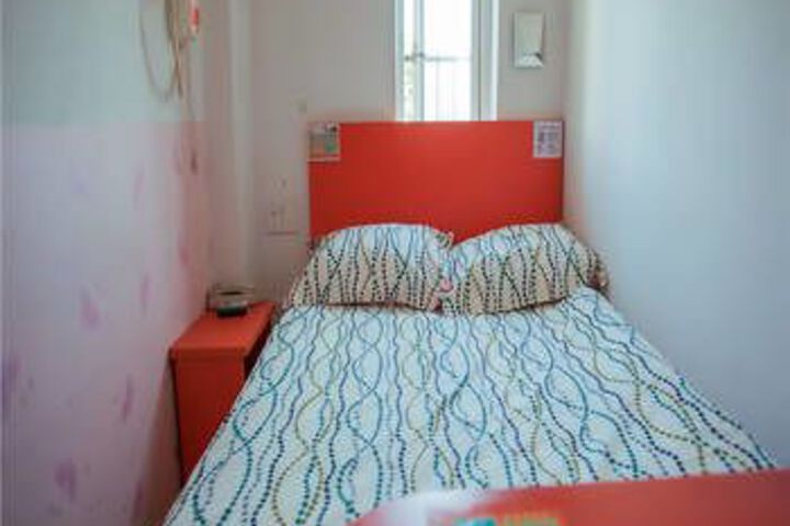 Room 5 of 16
