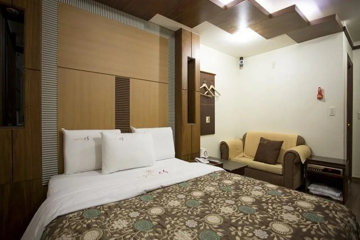 Room 9 of 27