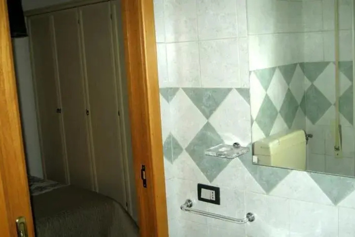 Room 4 of 10