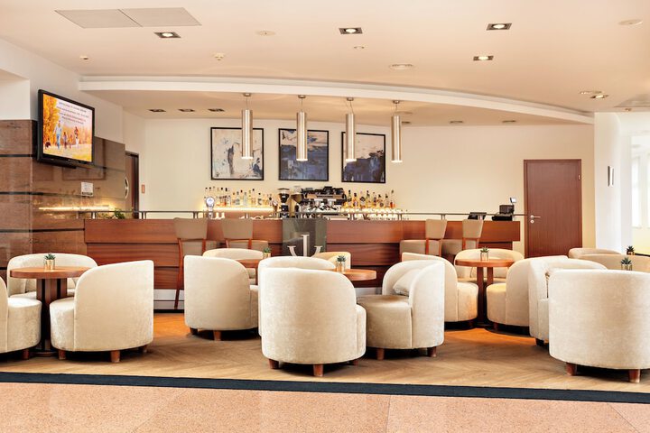 Lounge 20 of 27