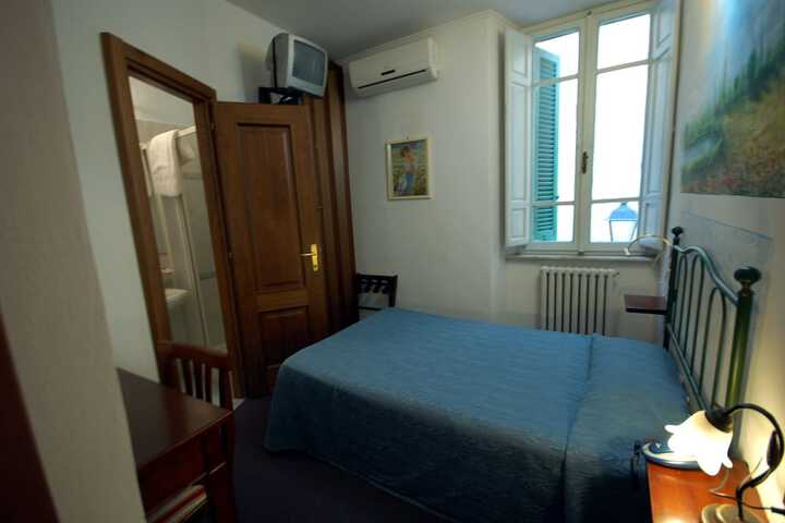Room 4 of 12