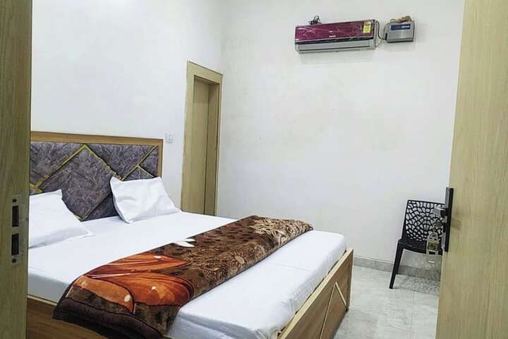 Room 3 of 20