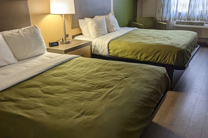 2 Queen Beds (1 of 11)