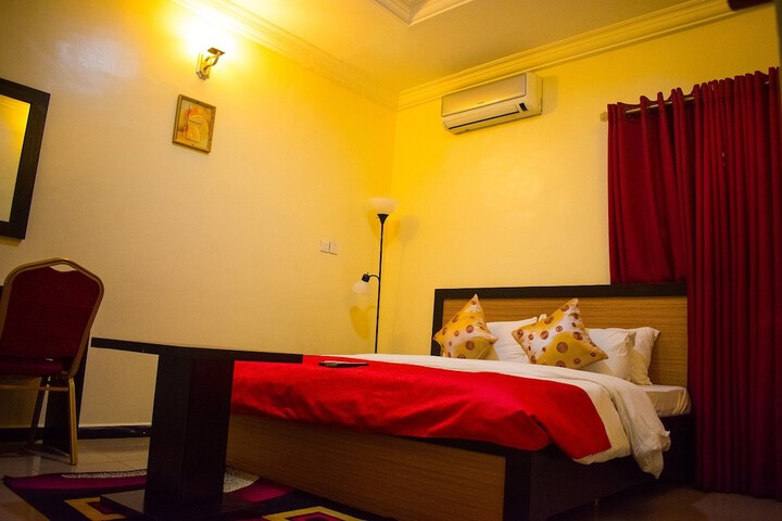 Room 28 of 68