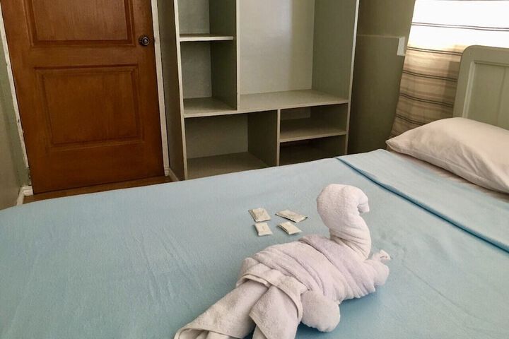 Room 5 of 16